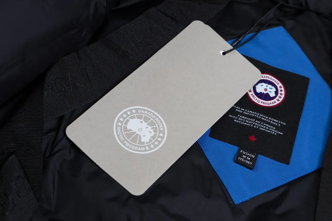 P820 (Top wolf fur version delivery handbag) Canada Goose Canada Goose #Expedition expedition parka classic down jacket ➖ Imported 21-count polyester-cotton blended original fabric [last year’s 16-count/18-count hard fabrics have been completely eliminated, this year all use 21-count genuine synchronous fabrics, the soft mid-band feels delicate and textured], genuine synchronous Feather-Light 10D waterproof coated fabric, made of 84.5% polyester fiber and 15.5% cotton, 100% the best feel in the entire network! ➖ The genuine official website uses the national standard 80 white duck down, and will never be misled by false claims such as 90 down or goose down! ➖ Using the best nylon lining with double double-layer sealing design, velvet-proof No. 7 needle + grid-filled down ready-made garments, there is 100% no so-called velvet running! ➖ The cuffs are designed with thickened seamless threads, and the collar and pockets are lined with top-quality polar fleece to keep you warm and comfortable! ➖ Yoshida YKK provides original custom-made electroplated sliders. YKK two-way lockable zippers are tight and smooth and will not peel off paint! ➖ 3M composite guarantees that the Velcro is the same as the original, durable, and all accessories and hardware are custom-made! ➖ Imported BEHRINGER embroidery machine to customize the 10,000-needle embroidery logo, 98% of which can be reproduced to restore the original logo. You can check and compare on the official website! ➖ The fur collars are all made of large pieces of Western Canadian blue wolf hide, ensuring that each fur collar is 13-15cm wide!